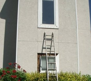 vertical expansion joints over windows